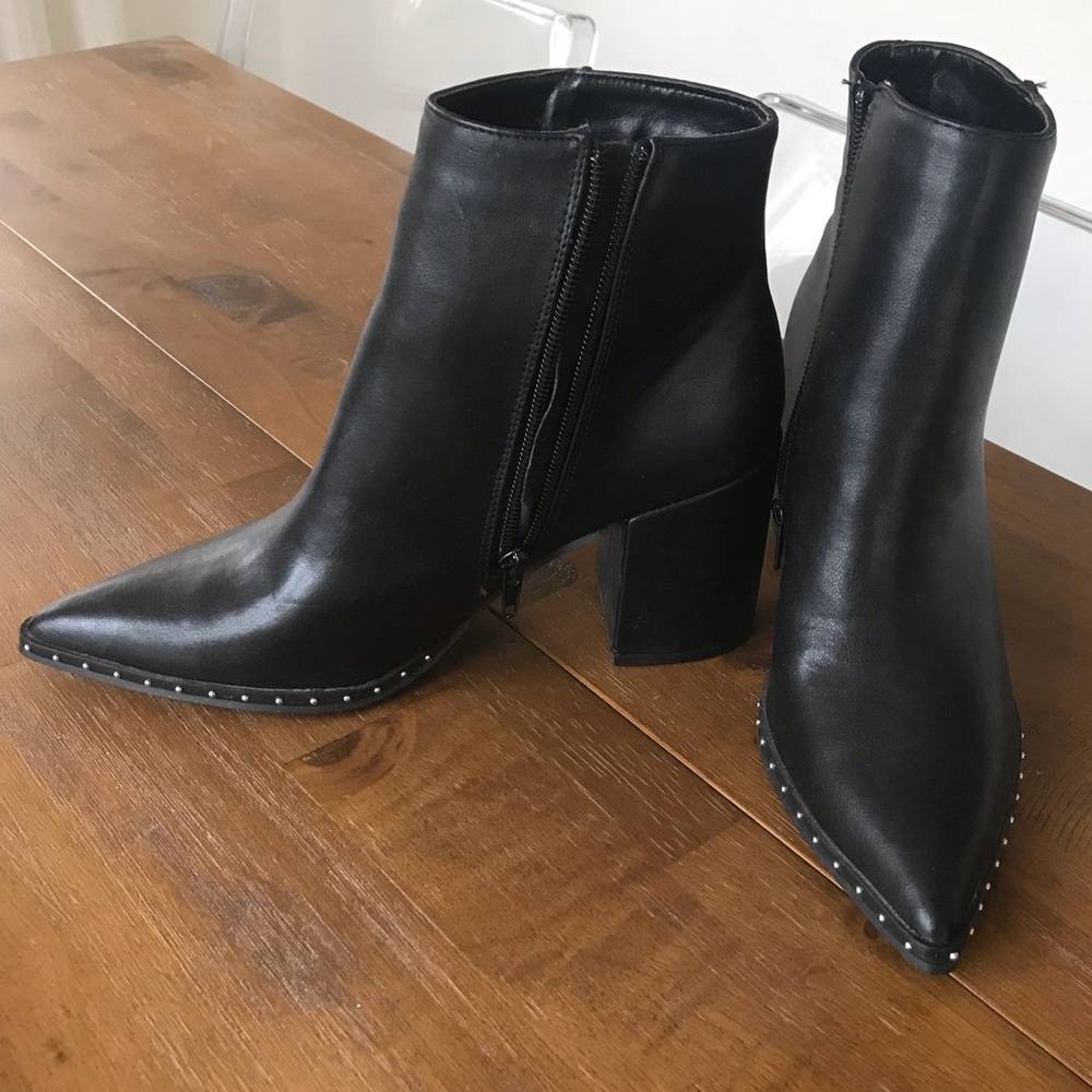 Qupid pointed toe booties